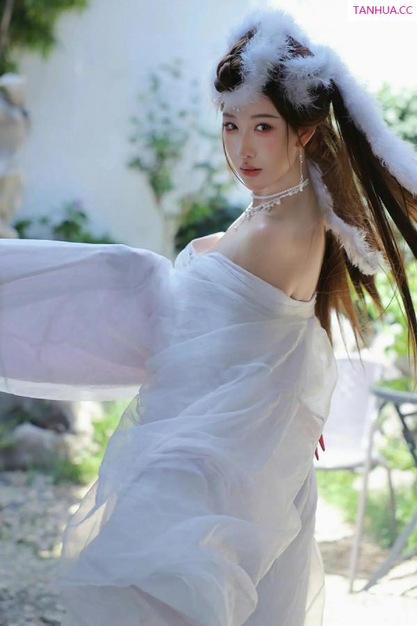  [XiuRen]高清写真图 2025.10.09 No.10843 金允希Yuki 低胸长裙第8张图片